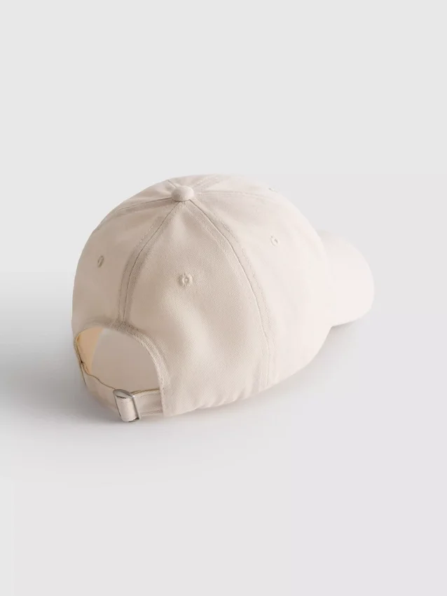 Gorra de béisbol con iniciales bordadas