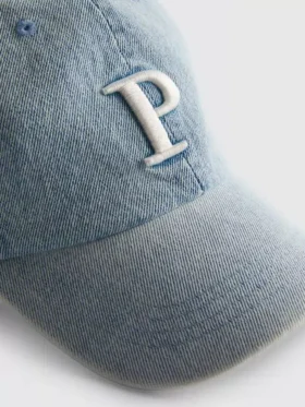 Gorra de mezclilla con iniciales