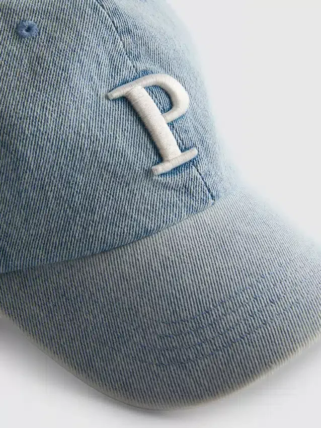 Gorra de mezclilla con iniciales