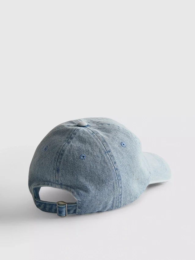Gorra de mezclilla con iniciales