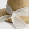 Gorro tejido con bordado inglés