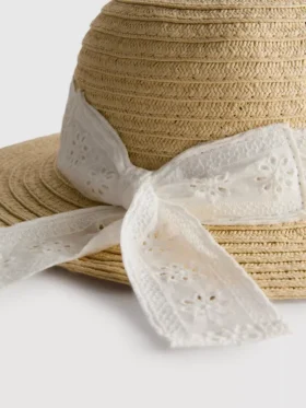 Gorro tejido con bordado inglés