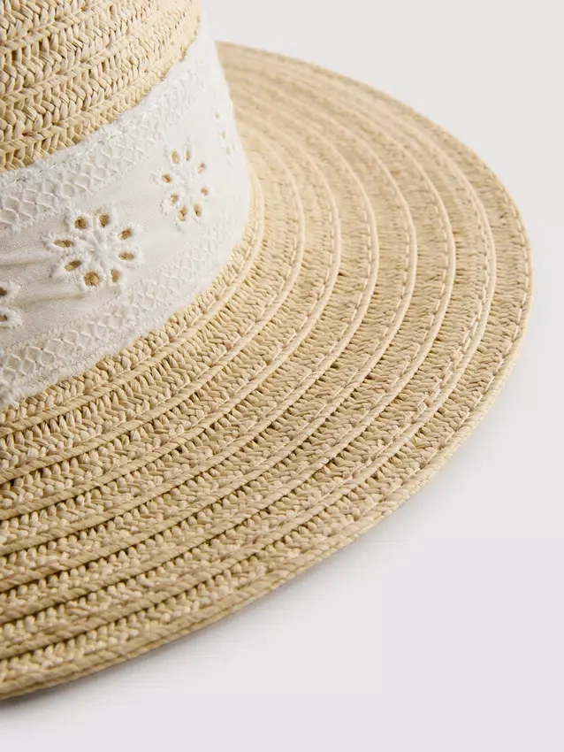 Gorro tejido con bordado inglés