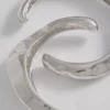 Juego de 2 brazaletes de metal fundido