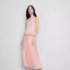 La blusa drapeada con cuello halter y flujo de aire de The Edit