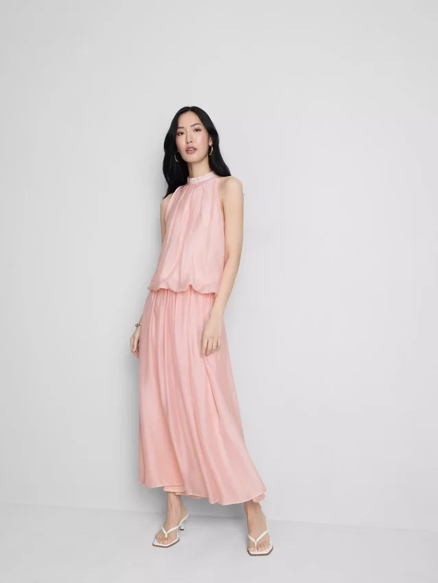 La blusa drapeada con cuello halter y flujo de aire de The Edit