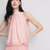 La blusa drapeada con cuello halter y flujo de aire de The Edit