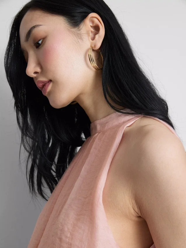 La blusa drapeada con cuello halter y flujo de aire de The Edit