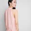 La blusa drapeada con cuello halter y flujo de aire de The Edit