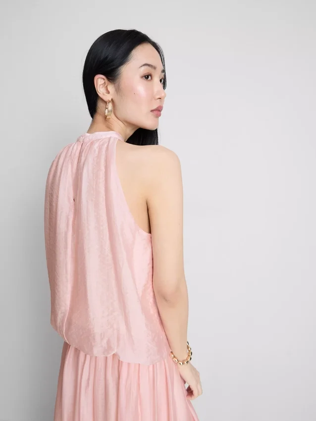 La blusa drapeada con cuello halter y flujo de aire de The Edit