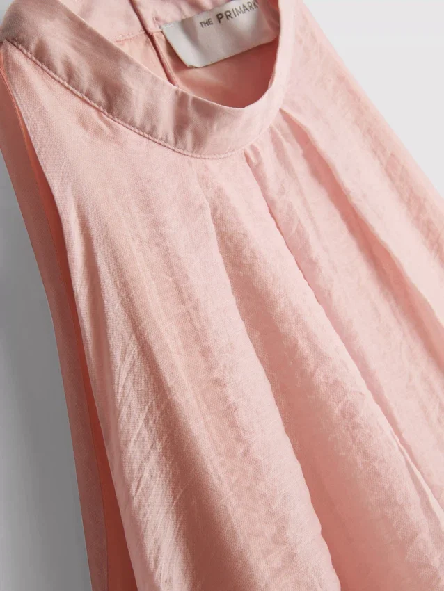 La blusa drapeada con cuello halter y flujo de aire de The Edit