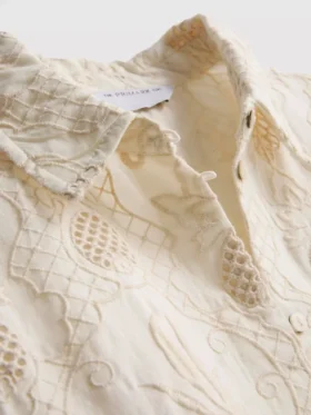La camisa con bordado y dobladillo curvo de The Edit