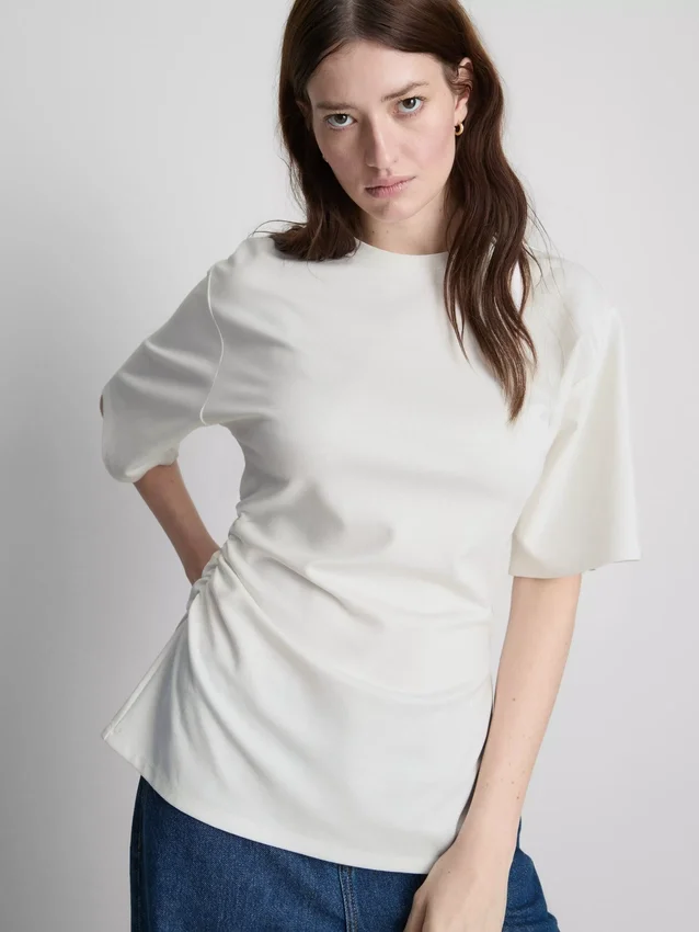 La camiseta asimétrica fruncida de The Edit