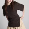 La camiseta asimétrica fruncida de The Edit