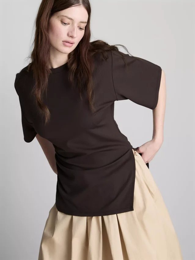 La camiseta asimétrica fruncida de The Edit