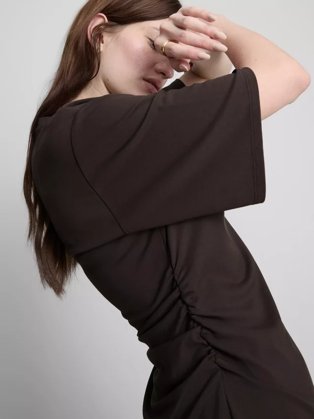 La camiseta asimétrica fruncida de The Edit