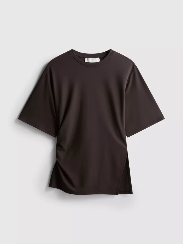 La camiseta asimétrica fruncida de The Edit