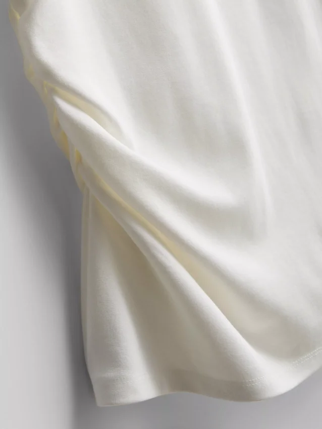 La camiseta asimétrica fruncida de The Edit
