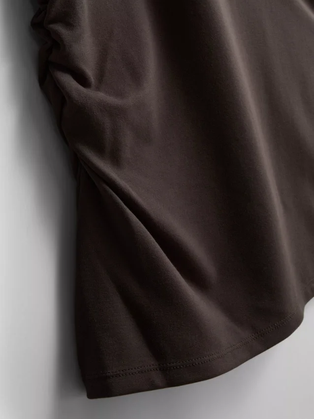 La camiseta asimétrica fruncida de The Edit
