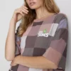 La camiseta de dormir holgada de The Sims