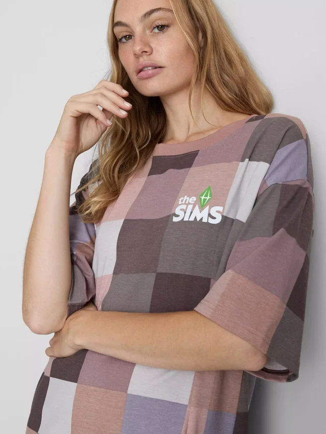 La camiseta de dormir holgada de The Sims