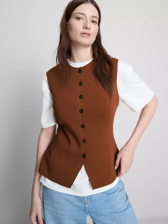 La camiseta sin mangas de punto con botones de The Edit