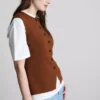 La camiseta sin mangas de punto con botones de The Edit