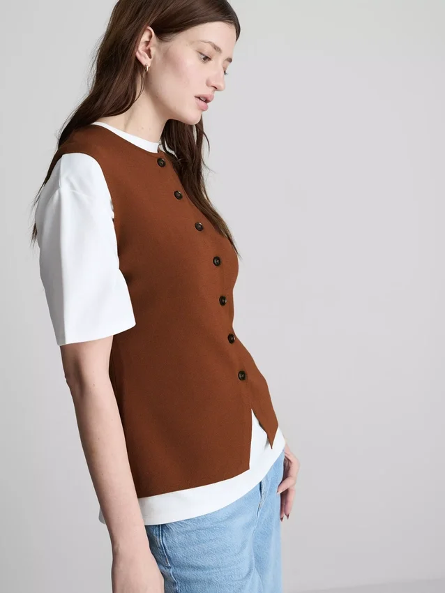 La camiseta sin mangas de punto con botones de The Edit