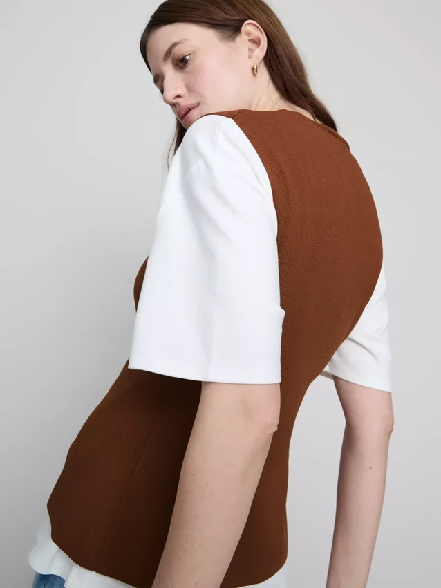 La camiseta sin mangas de punto con botones de The Edit