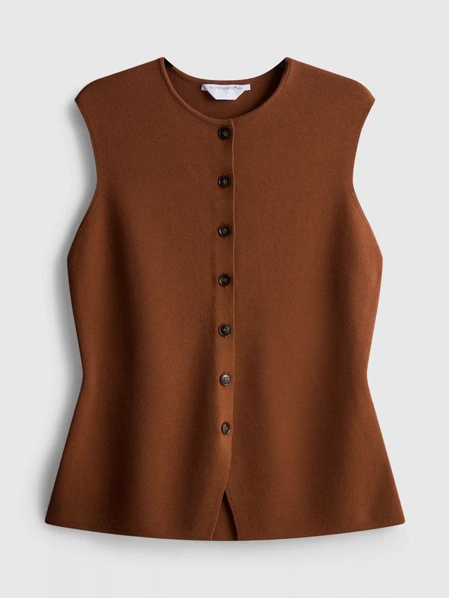 La camiseta sin mangas de punto con botones de The Edit