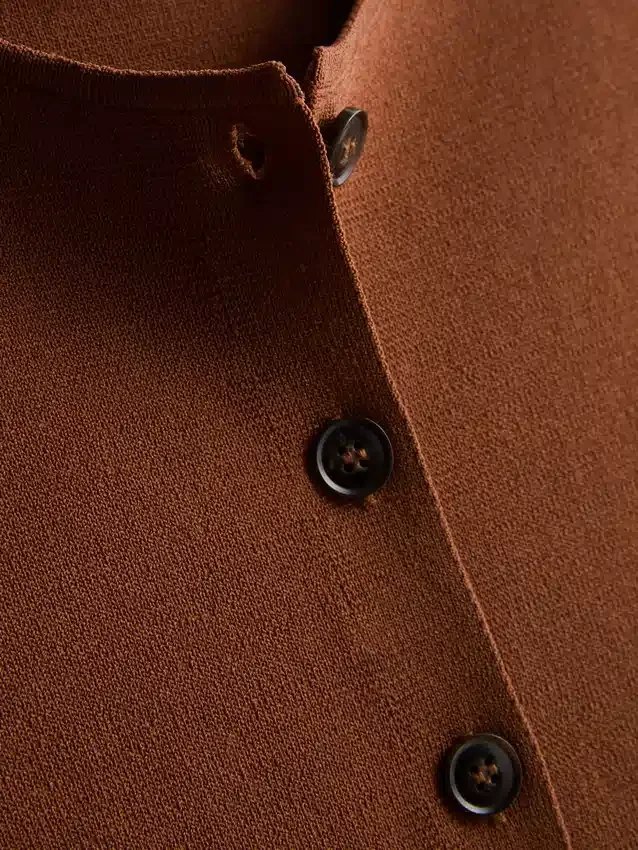 La camiseta sin mangas de punto con botones de The Edit