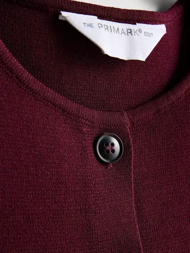 La camiseta sin mangas de punto con botones de The Edit