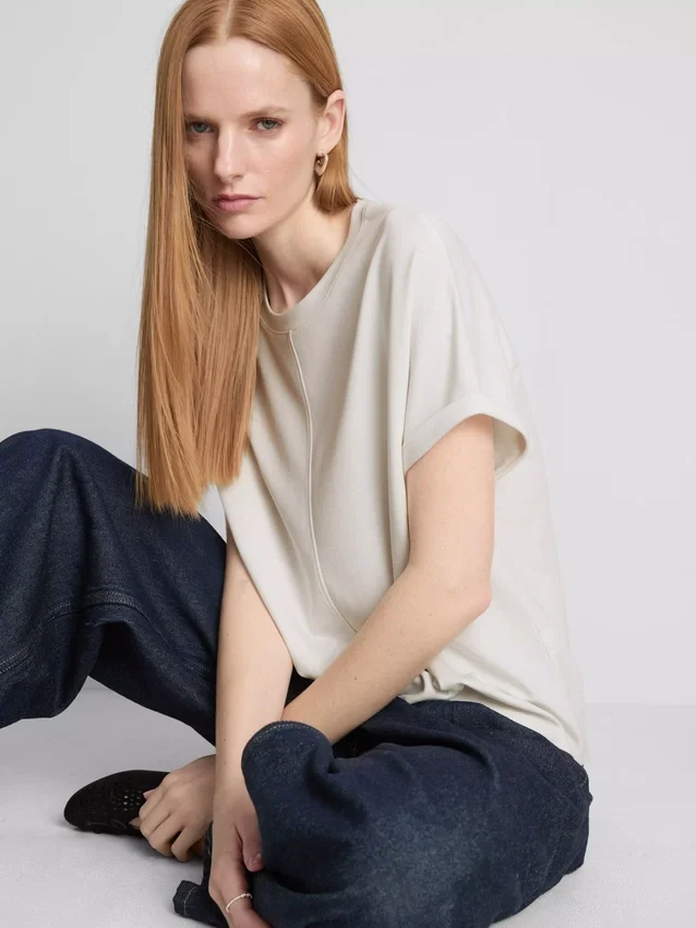 La camiseta «The Edit» con detalle de costura