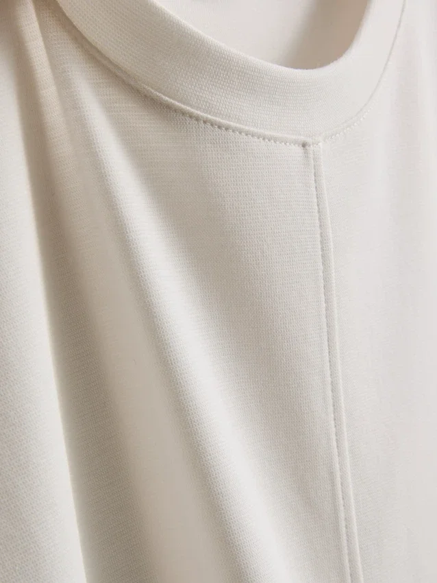 La camiseta «The Edit» con detalle de costura