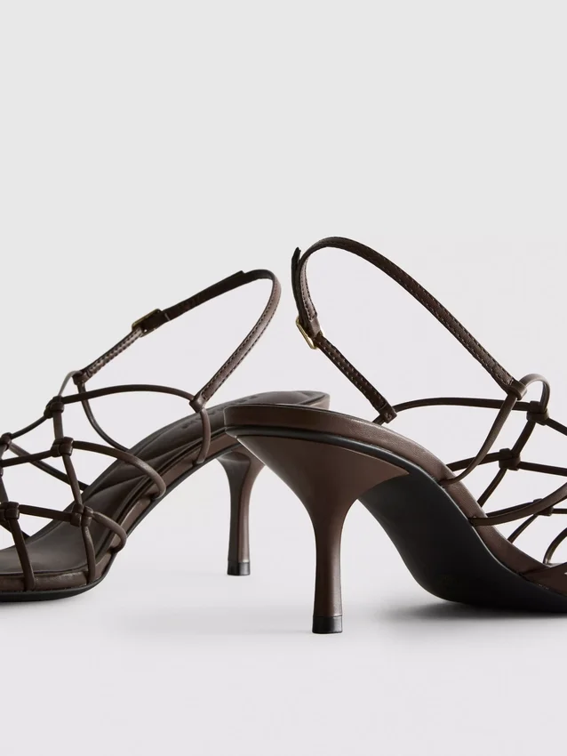 Las sandalias de tacón de aguja trenzadas de The Edit