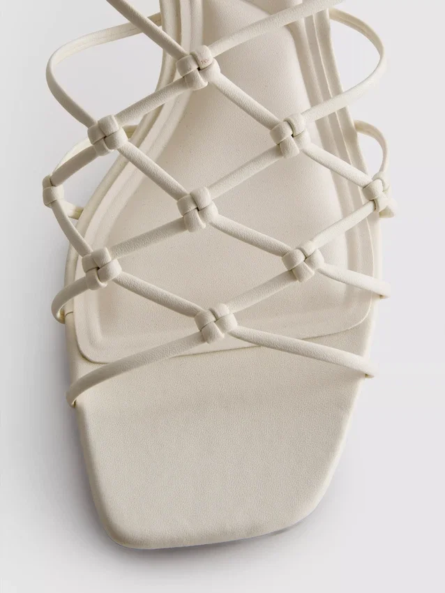 Las sandalias de tacón de aguja trenzadas de The Edit