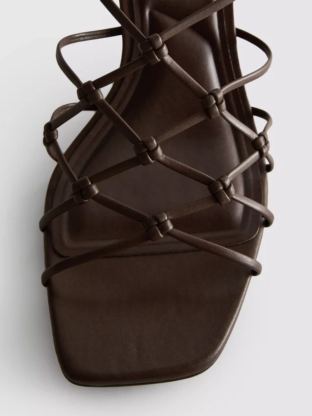 Las sandalias de tacón de aguja trenzadas de The Edit