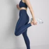 Leggings deportivos lisos con detalle de rayas que brindan soporte