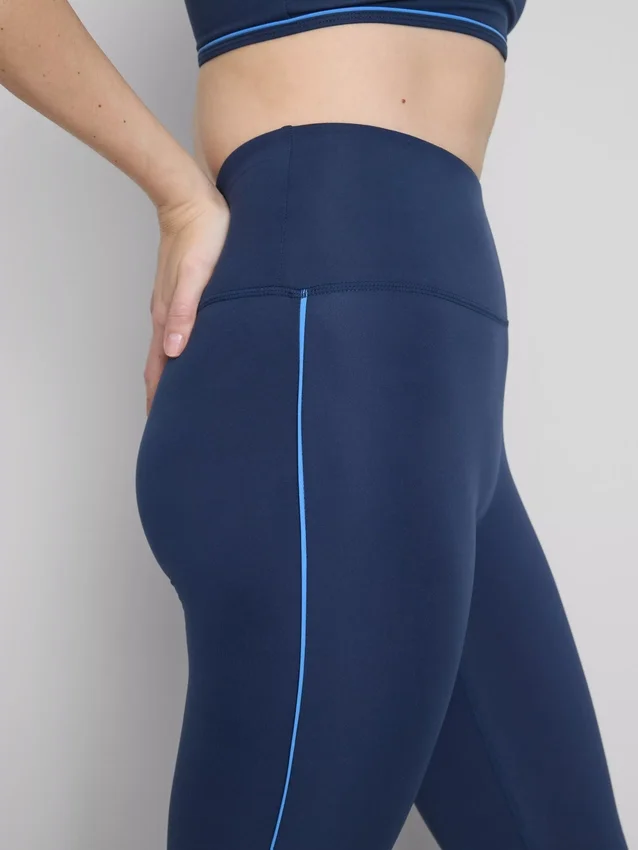 Leggings deportivos lisos con detalle de rayas que brindan soporte