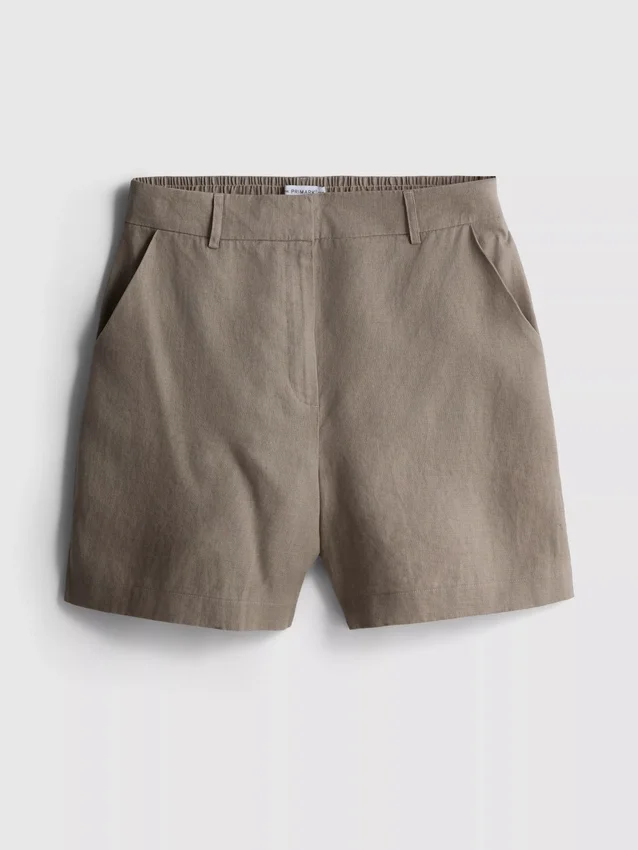 Los pantalones cortos clásicos de lino de The Edit