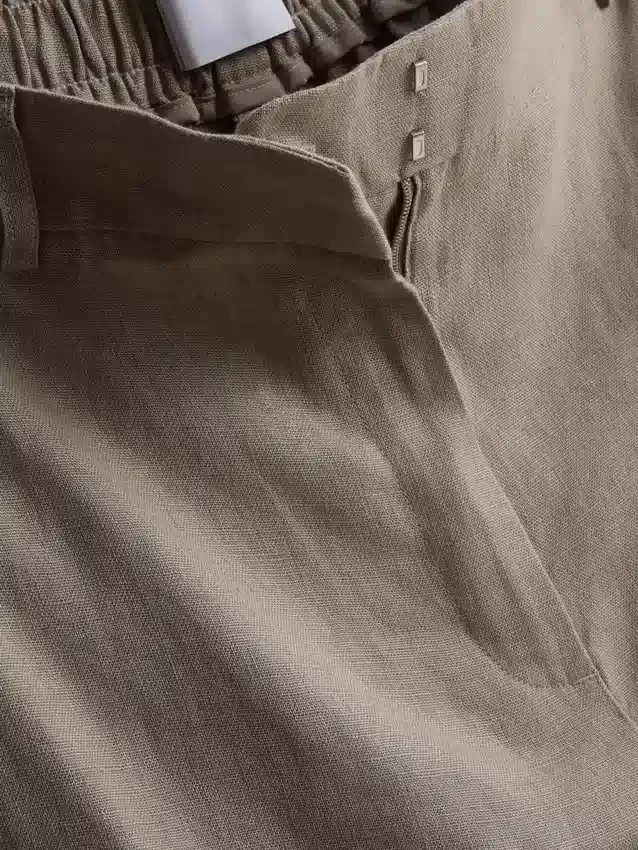 Los pantalones cortos clásicos de lino de The Edit