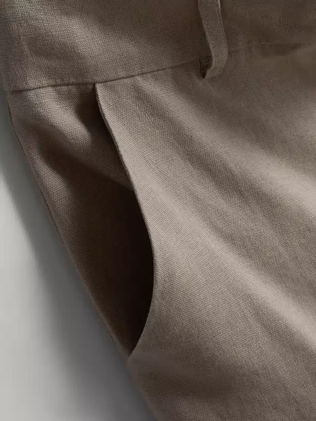 Los pantalones cortos clásicos de lino de The Edit