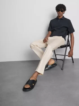 Los pantalones de corte ajustado con acabado aterciopelado de The Edit