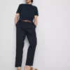 Los pantalones de corte ajustado con acabado aterciopelado de The Edit