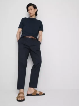 Los pantalones de corte ajustado con acabado aterciopelado de The Edit