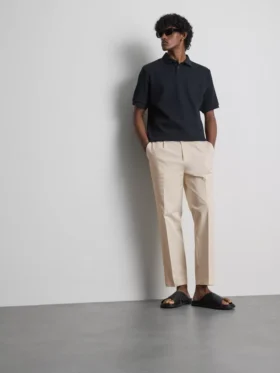Los pantalones de corte ajustado con acabado aterciopelado de The Edit