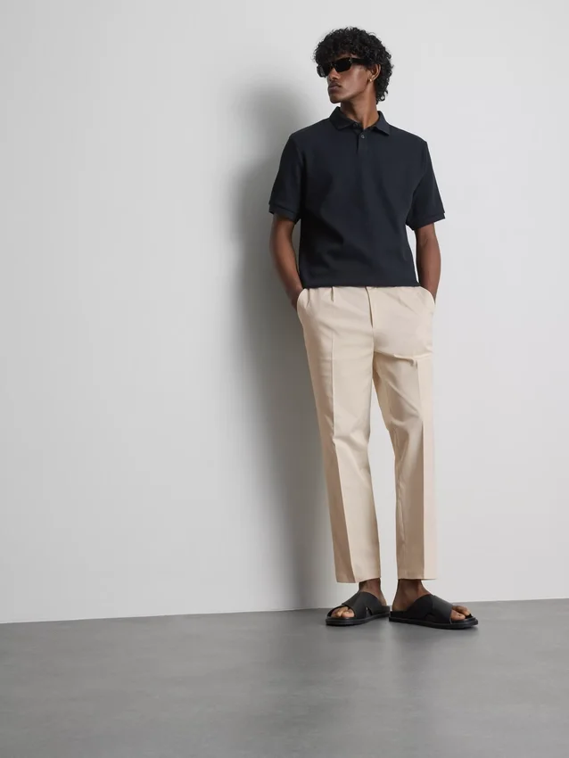 Los pantalones de corte ajustado con acabado aterciopelado de The Edit