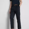 Los pantalones de corte ajustado con acabado aterciopelado de The Edit