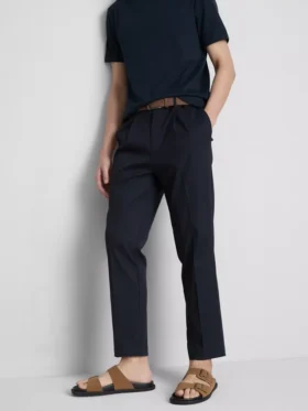Los pantalones de corte ajustado con acabado aterciopelado de The Edit