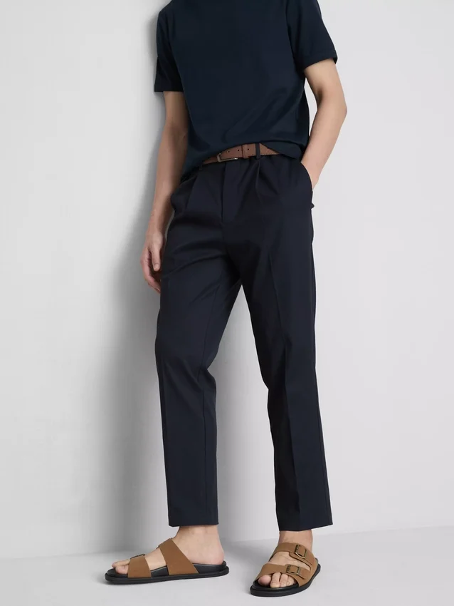 Los pantalones de corte ajustado con acabado aterciopelado de The Edit